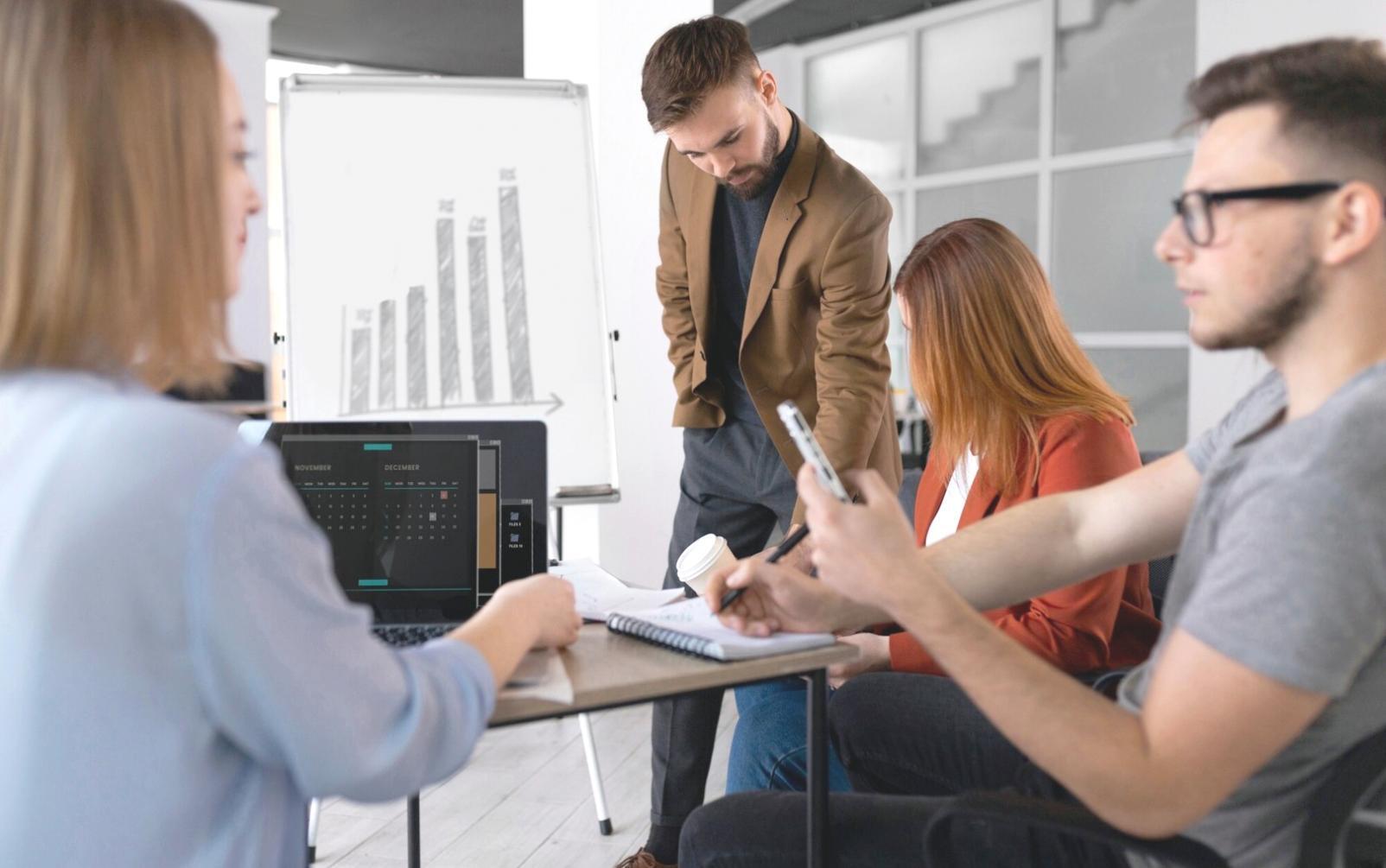 Professionnel analysant des documents financiers avec terminologie spécialisée